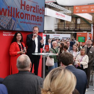 Oberbürgermeister Dr. Stephan Keller und Stadtplanungsdezernentin Cornelia Zuschke eröffneten am Mittwoch, 7. Mai 2025, den neuen Stand der Landeshauptstadt Düsseldorf auf der polis Convention. © Landeshauptstadt Düsseldorf/Ingo Lammert