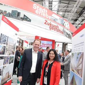 Oberbürgermeister Dr. Stephan Keller und Stadtplanungsdezernentin Cornelia Zuschke eröffneten am Mittwoch, 7. Mai 2025, den neuen Stand der Landeshauptstadt Düsseldorf auf der polis Convention. © Landeshauptstadt Düsseldorf/Ingo Lammert