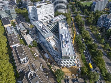 ONE PLAZA Düsseldorf im Bau - nach Fertigstellung wird das Gründach in Kombination mit grünen Inseln auf den Terrassen die ökologische Qualität des Hauses stärken - © HPP Architekten GmbH / MOMENI Gruppe, Foto: Ralph Richter