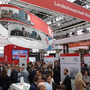 An einem zu allen vier Seiten geöffneten und größeren Inselstand präsentiert sich die Landeshauptstadt Düsseldorf mit 24 Standpartnern am Mittwoch und Donnerstag, 7. und 8. Mai 2025, auf der polis Convention. © Landeshauptstadt Düsseldorf/Ingo Lammert