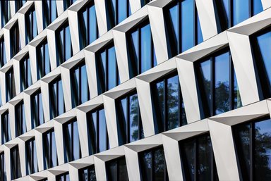 ONE PLAZA Düsseldorf im Bau - dynamische Formensprache konsistent in allen Dimensionen umgesetzt - © HPP Architekten GmbH / MOMENI Gruppe, Foto: Ralph Richter