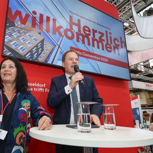 OB Dr. Stephan Keller eröffnet den Messestand der Landeshauptstadt am Mittwoch, 6. Mai 2026, gemeinsam mit Cornelia Zuschke, Beigeordnete für Planen, Bauen, Wohnen, Grundstückswesen und Mobilität © Landeshauptstadt Düsseldorf/Melanie Zanin