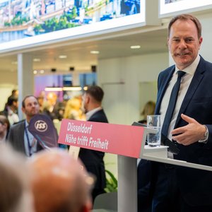 Oberbürgermeister Dr. Stephan Keller präsentiert am Dienstag, 7. Oktober 2025, neue Projekte der Landeshauptstadt Düsseldorf auf der Immobilienmesse Expo Real in München. © Landeshauptstadt Düsseldorf/Robert Gongoll