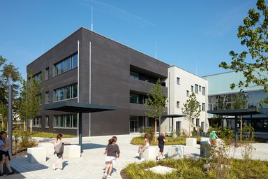 Außenbereich mit attraktiver Grünanlage - © Entwurf: RKW Architektur +; Foto Michael Reisch