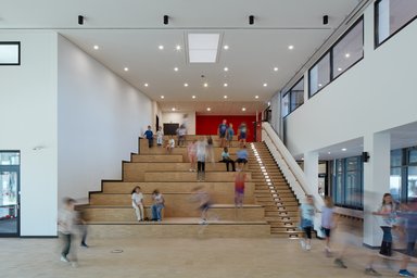offene Sitzstufenanlage für die Schülerinnen und Schüler - © Entwurf: RKW Architektur +; Foto Michael Reisch