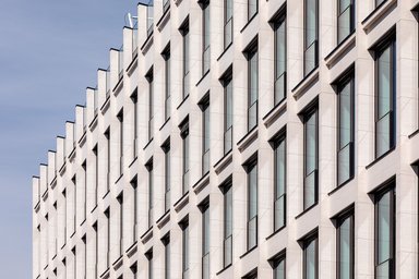Detailansicht der Fassade von Bauteil 1: Die plastische Ausformung der Fenster und die vertikale Betonung verleihen dem Baukörper Tiefe und Eleganz. - © caspar./HGEsch