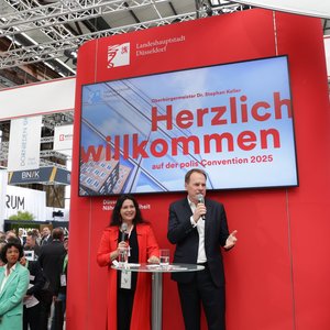 Oberbürgermeister Dr. Stephan Keller und Stadtplanungsdezernentin Cornelia Zuschke eröffneten am Mittwoch, 7. Mai 2025, den neuen Stand der Landeshauptstadt Düsseldorf auf der polis Convention. © Landeshauptstadt Düsseldorf/Ingo Lammert