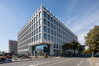 Eckansicht von Bauteil 1: Transparente Erdgeschosszonen schaffen Offenheit und adressieren den öffentlichen Raum. - © caspar./HGEsch