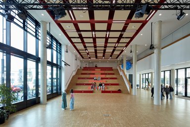 Multifunktionale Aula mit Begegnungstreppe - © Entwurf: RKW Architektur +; Foto: Michael Reisch