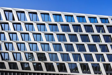 ONE PLAZA Düsseldorf im Bau - charakteristische Fassade mit dynamischer Formensprache  - © HPP Architekten GmbH / MOMENI Gruppe, Foto: Ralph Richter