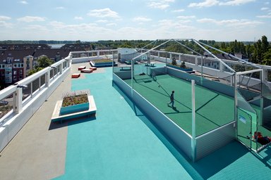 zweiter Schulhof auf dem Dach + Soccer-Cage - © Entwurf: RKW Architektur +; Foto: Michael Reisch