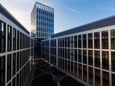 Mit seiner markanten Architektur und einem hochwertigen Interior Design schafft PANDION in der Landeshauptstadt ein inspirierendes Umfeld für kreatives Arbeiten und soziale Interaktion. - © PANDION / Fotograf: Simon Büttner