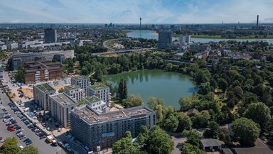 Eines der größten Wohnentwicklungsprojekte von PANDION wächst am Albertussee in Düsseldorf-Heerdt heran. Auf insgesamt rund 42.000 Quadratmetern Grundstücksfläche entsteht ein Quartier mit rund 750 Wohnungen und drei Kindertagesstätten. - © PANDION
