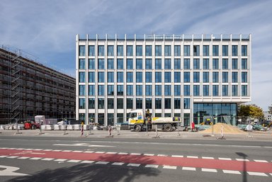 Frontale Ansicht von Bauteil 1: Das präzise Fassadenraster und die gleichmäßige Proportionierung unterstreichen den rationalen, zeitlosen Charakter des Gebäudes. - © caspar./HGEsch