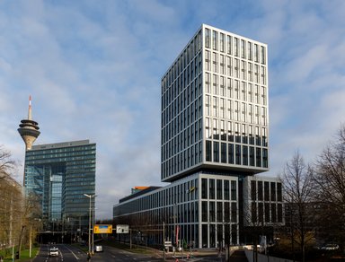 Zwischen dem lebendigen Lorettoviertel und dem von anspruchsvoller Architektur geprägten Medienhafen ist das OFFICEHOME Rise entstanden. Ankermieter ist das international tätige Wirtschaftsprüfungs- und Beratungsunternehmen EY. - © PANDION / Fotograf: Simon Büttner