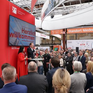 Oberbürgermeister Dr. Stephan Keller und Stadtplanungsdezernentin Cornelia Zuschke eröffneten am Mittwoch, 7. Mai 2025, den neuen Stand der Landeshauptstadt Düsseldorf auf der polis Convention. © Landeshauptstadt Düsseldorf/Ingo Lammert